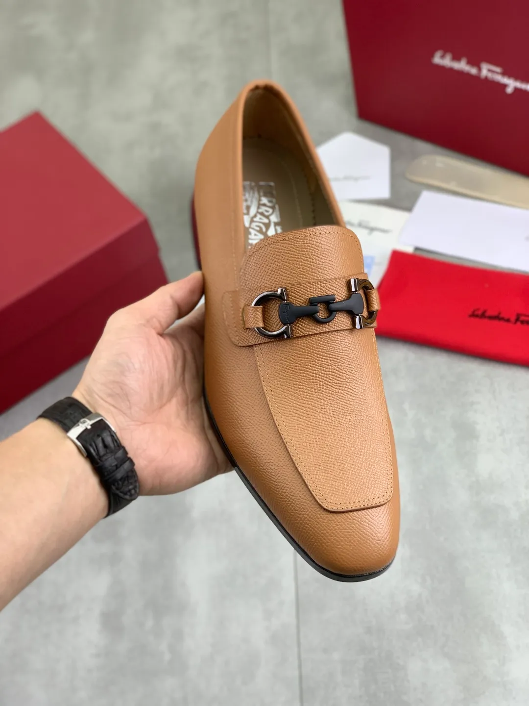 Men's men's shoes 💰P600💰[New model] High quality water-dyed cowhide 🆘[Salvatore Ferragamo] Ferragamo's latest casual business leather shoes for men! Listed simultaneously! The fabric is made of specially imported original calfskin, and the interior is made of imported water-dyed cowhide. It is absolutely luxurious and leads the fashion trend. High-end rubber outsole, size: 38-44 (45 and 46 can be customized) 5️⃣ colors available